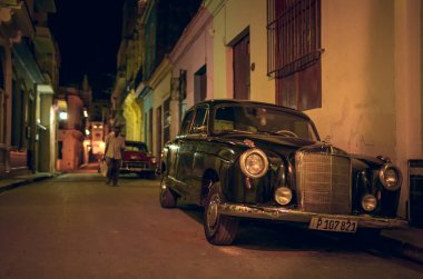 Küba - 09 Mayıs 2017: Havana'nın gece sokakta Retro araba