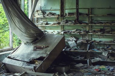 Ukrayna, Pripyat - 19 Ağustos 2017: Kitaplar için dolaplar 3 okulda.