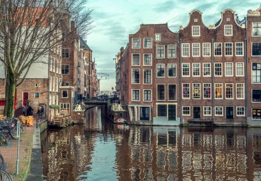 Hollanda, Amsterdam - 06 Ocak 2018: kırmızı ışıklar bölgesinde Kanal Görünümü