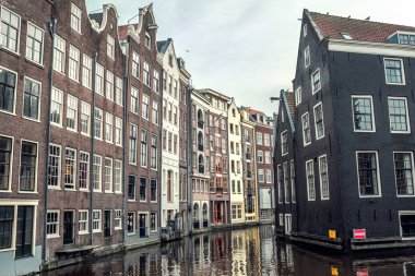 Hollanda, Amsterdam - 06 Ocak 2018: kırmızı ışıklar bölgesinde Kanal Görünümü