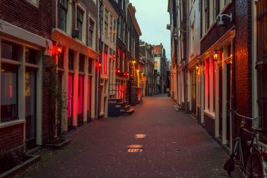 Amsterdam, Hollanda, gece görünümü Kırmızı Fener Sokağı. Pencere ve kapı nerede iş fahişeler