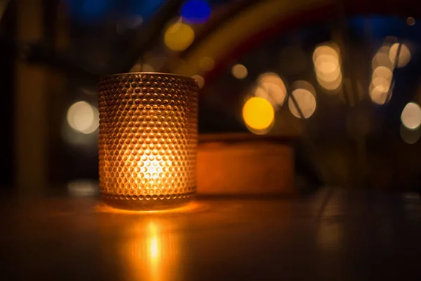 bir tabloda bir mum mum