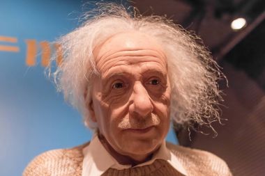 Amsterdam, Hollanda - 05 Eylül 2017: Albert Einstein balmumu heykel Madame Tussauds Müzesi Amsterdam