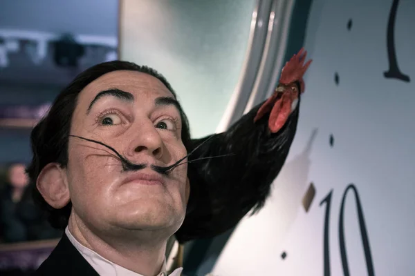 Amsterdam, Hollanda - 06 Ocak 2018: Salvador Dali, İspanyol sürrealist ressam, Madame Tussauds balmumu müzesine Amsterdam'da. Bir popüler turistik konumlar