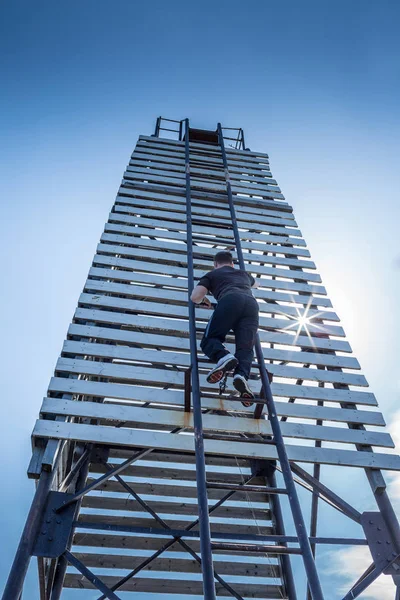 Joven Sube Faro — Foto de Stock