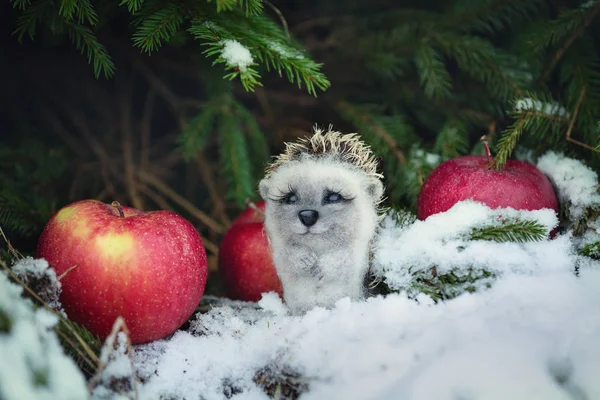 Gevuld Speelgoed Een Egel Met Appels Onder Kerstboom — Stockfoto