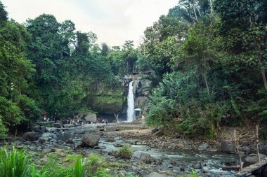 BALI, INDONEZYA - 19 Ekim 2018: Turistler Tegenungan şelalesinde yüzüyorlar