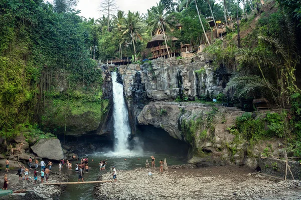 Bali Indonesia Octubre 2018 Los Turistas Nadan Cascada Tegenungan — Foto de Stock