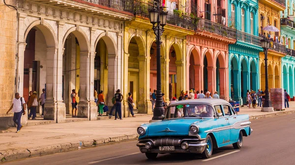 Blue oldtimer taxi in Ciudad de La Habana, Cuba — Foto de Stock