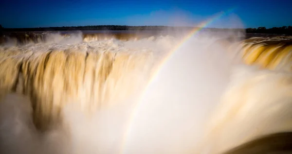 Iguazu Falls Vattenfall i Argentina med regnbåge — Stockfoto