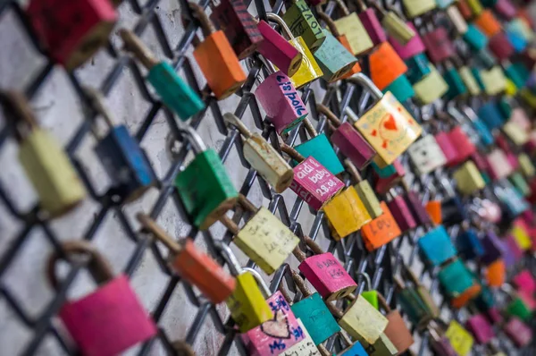 Hangsloten op hek als symbool van de liefde — Stockfoto