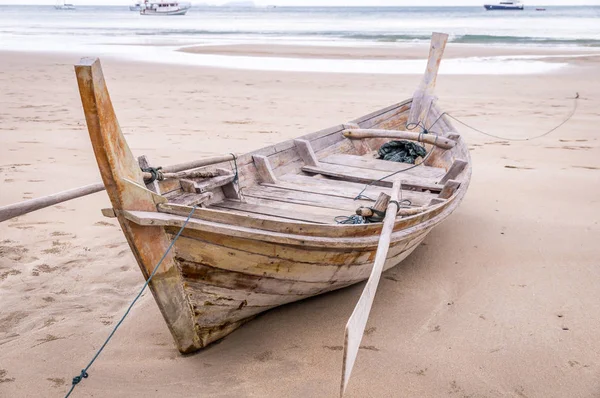 Wooden longtail boat on beach in Ko Lanta, Thailand — Stock Photo, Image