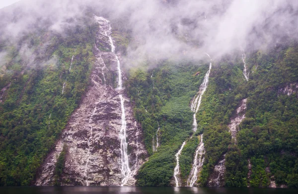 Wasserfälle in zweifelhaftem Klang — Stockfoto