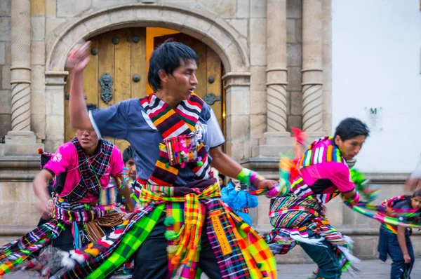 Tanečníci v Fiesta de Guadalupe Panny v Sucre — Stock fotografie