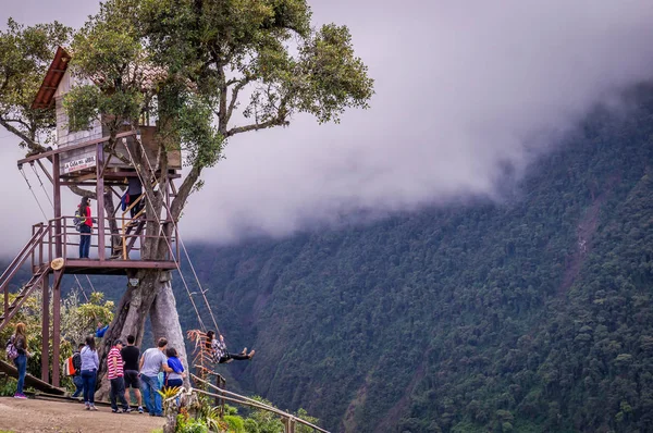 Altalena gigante della casa sull'albero nelle Ande a Banos Ecuador — Foto Stock