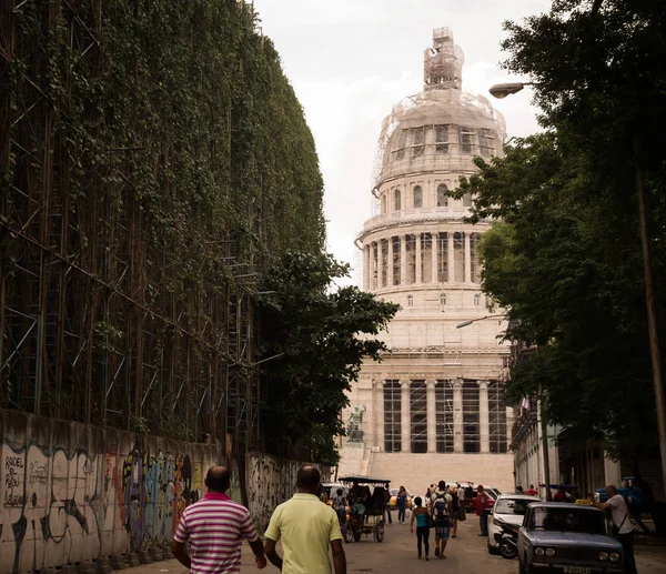 Cubans walking towards capitol in Havana — Stock Photo, Image