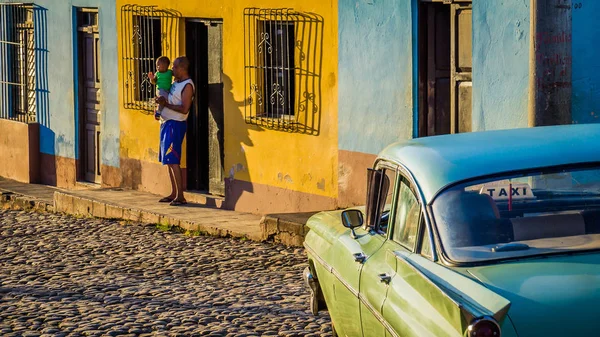 Cubanos con taxi antiguo en Trinidad —  Fotos de Stock