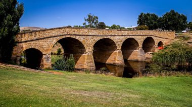 Parlak güneşli bir günde ikonik Richmond köprüde. Tazmanya, Avustralya