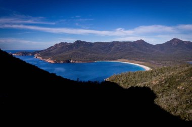 Bardağı Bay uyanık: East Coast Tasmania güzel kumsalda