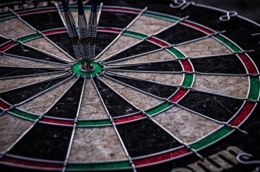 Üç dart tahtası hedef ortasına isabet okları dart