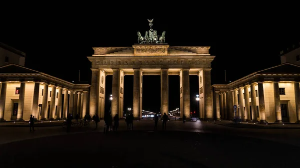 Brandenburger Tor bei Nacht in der Hauptstadt Berlin — Stockfoto