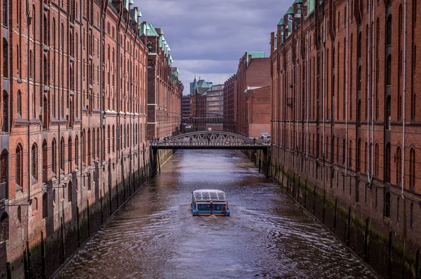 Famoso distretto di magazzino Speicherstadt con nuvole scure ad Amburgo, Germania — Foto Stock