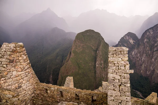 Karanlık yağmur bulutları Machu Picchu Inca kenti, Peru — Stok fotoğraf