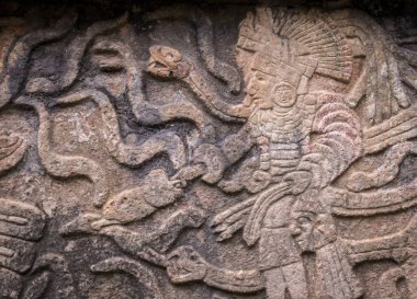 Antik Maya taş kabartmaları Chichen Itza içinde