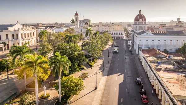 Vista sobre Jose Marti park in Cienfuegos, Cuba — Fotografia de Stock