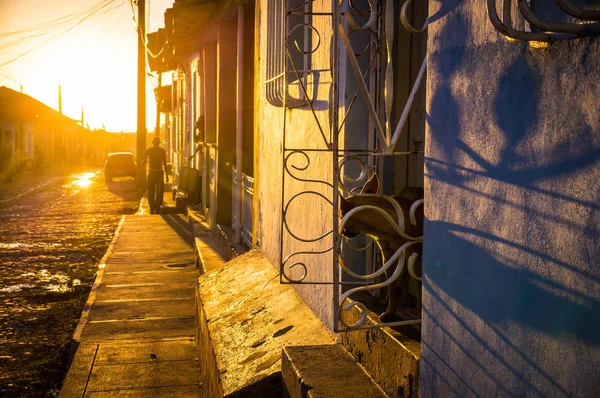 Cubaanse straat bij zonsondergang in Trinidad — Stockfoto