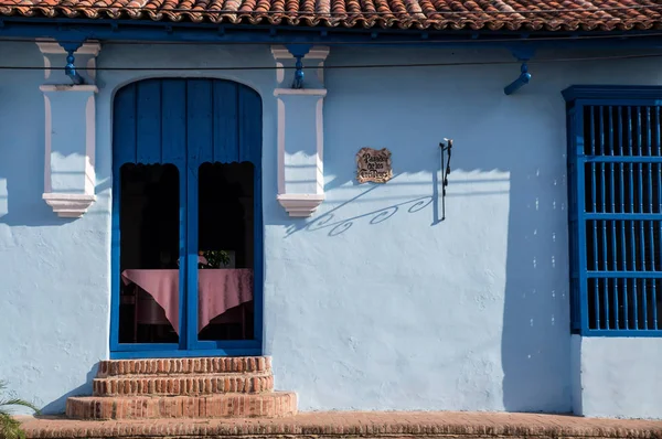 Πόρτα στο αποικιακό σπίτι της Κούβας — Φωτογραφία Αρχείου