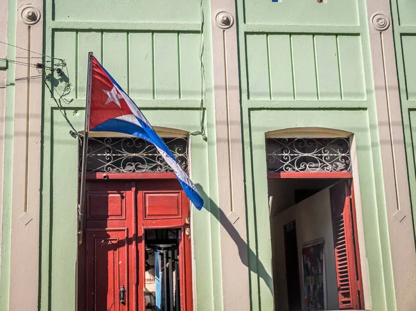 Cuban Flag at colonial house — Stock Photo, Image