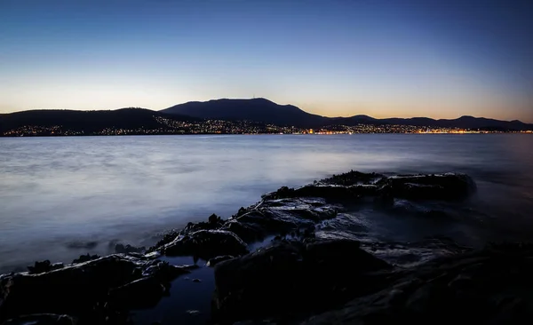 Wgląd nocy od Tranmere na rzeki Derwent w Hobart, Tasmania — Zdjęcie stockowe