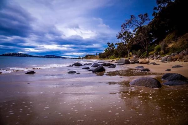 Praia de areia de seixos perto de Hobart, Tasmânia, Austrália — Fotografia de Stock