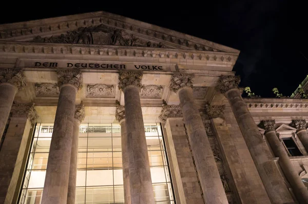 Gros plan nocturne du célèbre bâtiment du Reichstag à Berlin, Allemagne — Photo
