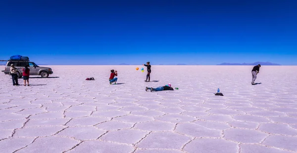 Salar는 드 Uyuni, 볼리비아에서 사진을 찍는 관광객 — 스톡 사진