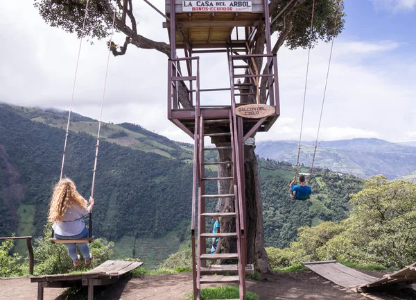 Altalena gigante della casa sull'albero nelle Ande a Banos Ecuador — Foto Stock