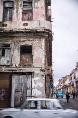 Havana, Küba'da yaşlı cephe önünde gri oldtimer