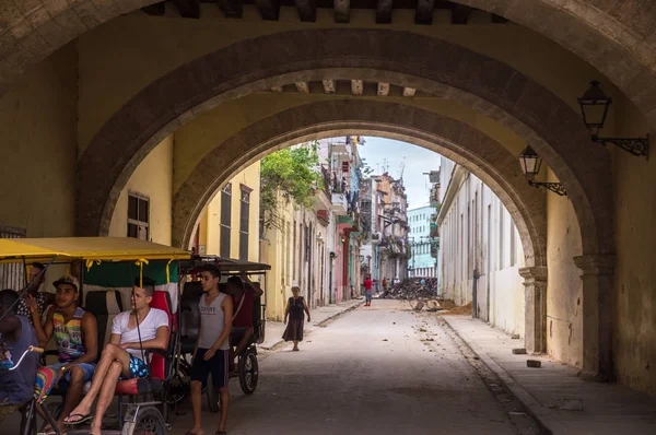 Cena de rua de pessoas cubanas em táxi de bicicleta em Havana velha — Fotografia de Stock