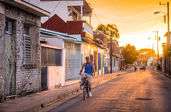 Hombre en bicicleta en la calle cubana —  Fotos de Stock