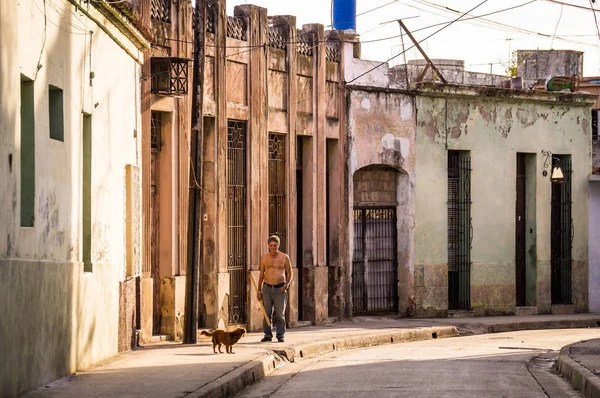 Hombre con perro en Camagüey —  Fotos de Stock