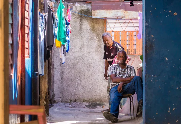 Küba halkının giysileri ile renkli evde — Stok fotoğraf