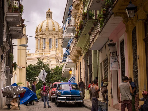 Street with view on capitol in Havana, Cuba — Stock Photo, Image