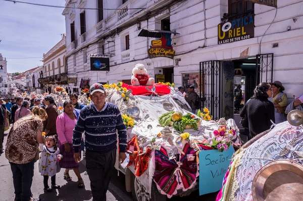 Voitures décorées à la Fiesta de la Virgen Guadalupe à Sucre — Photo