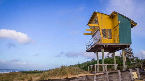 Torre de salvavidas en Lakes Entrance Beach, Victoria, Australia — Foto de Stock