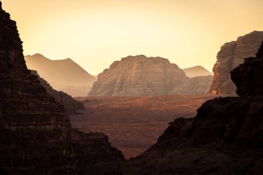 Wadi Rum çölünde gün doğumu, Ürdün, Orta Doğu
