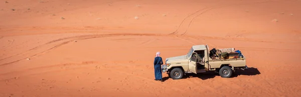 Vehículo todoterreno beduino en el desierto de Wadi Rum, Jordania —  Fotos de Stock