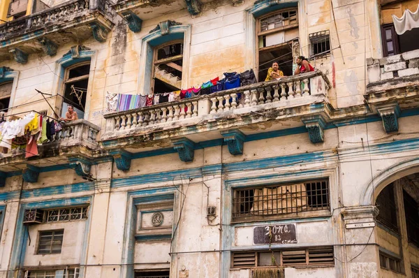 Tvätt i byggnader och vardagsliv i Havanna, Kuba — Stockfoto