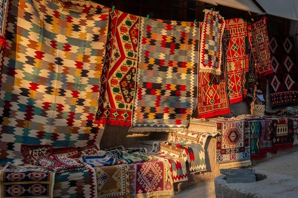 Kilimer eller traditionella mattor på Gjirokaster Bazaar i Albanien — Stockfoto