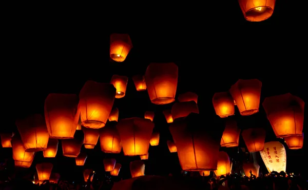 Osvětlené nebe na festivalu luceren Pingxi na Tchaj-wanu — Stock fotografie